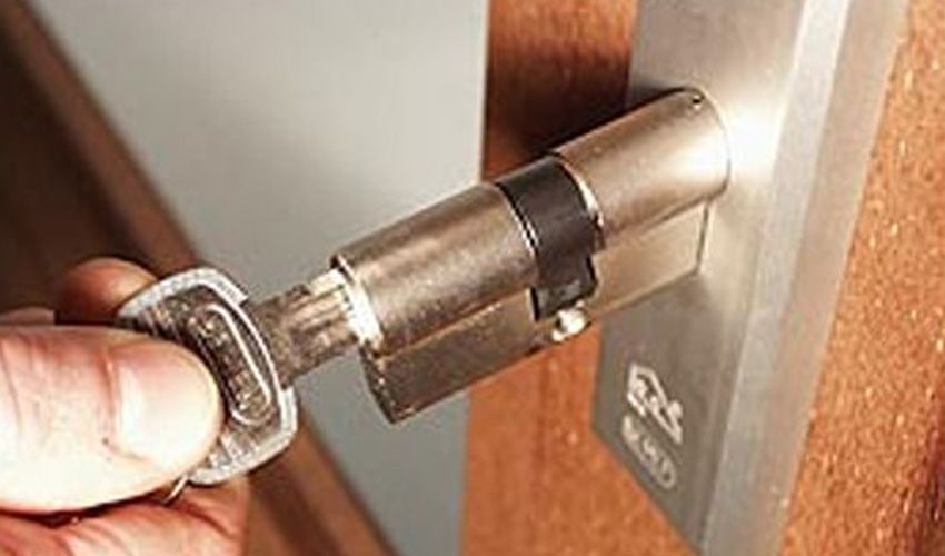 Vers gemonteerd slot bij een woning in de Zuidoostwijk Vers gemonteerd slot bij een woning in de Zuidoostwijk